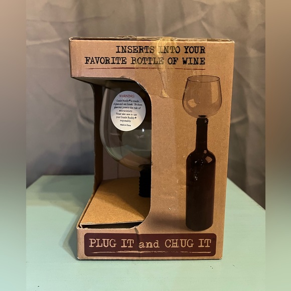 Guzzle Buddy Wine Bottle Glass ‘Plug It And Chug It’ New in Box - Picture 2 of 4